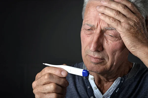 Porträtt Sjuka Äldre Man Med Termometer Hemma — Stockfoto