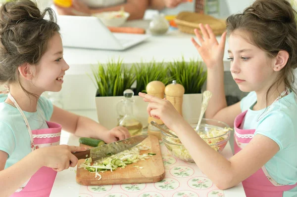 Roztomilé Dívky Připravují Lahodný Čerstvý Salát Kuchyni — Stock fotografie