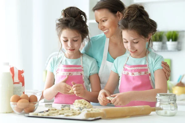 Meninas Bonitos Assar Cozinha Casa — Fotografia de Stock