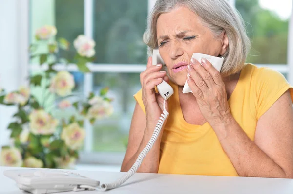 Portret Van Aanvragende Arts Boos Senior Vrouw — Stockfoto