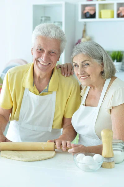 Senior Par Bakning Köket Hemma — Stockfoto