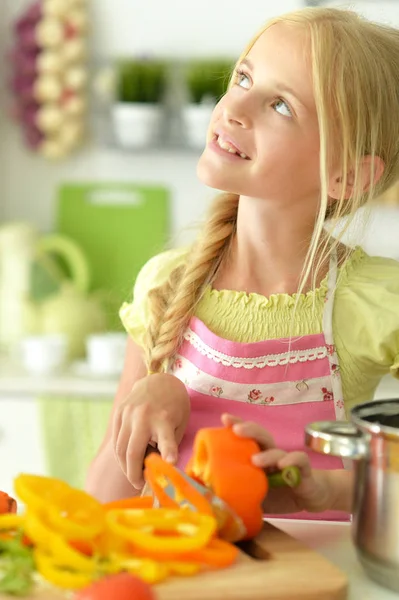 Schattig Meisje Koken Keuken Snijden Groenten — Stockfoto