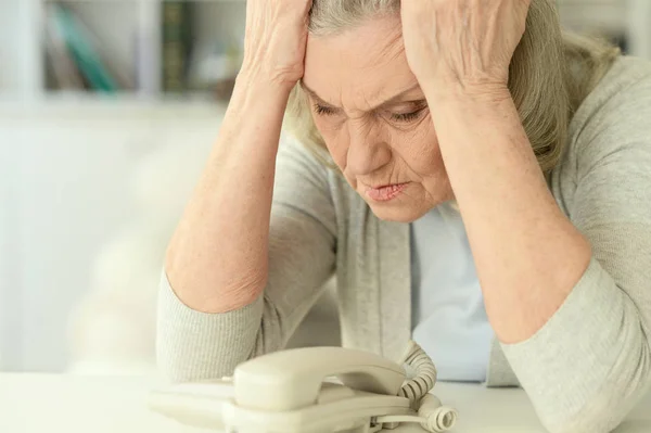 特写家中悲伤的老妇人与电话的肖像 — 图库照片