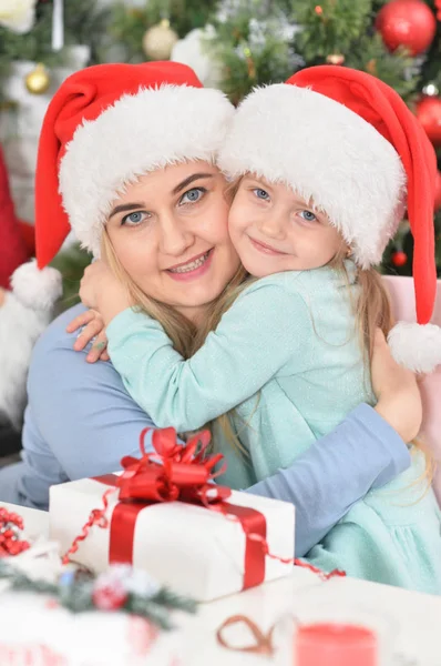 Portrait Petite Fille Avec Mère Dans Des Chapeaux Père Noël — Photo