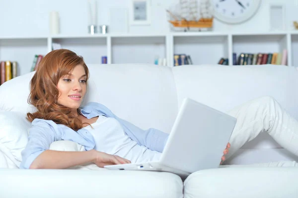 Jovem Mulher Usando Laptop Casa — Fotografia de Stock