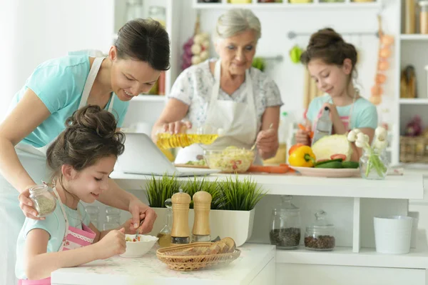 Happy Οικογένεια Νόστιμη Φρέσκια Σαλάτα Στην Κουζίνα — Φωτογραφία Αρχείου