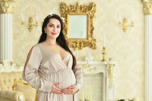 Όμορφη Έγκυος Γυναίκα Που Ποζάρει Στο Σπίτι — Φωτογραφία Αρχείου