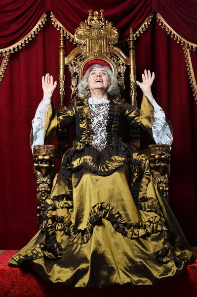 Šťastná Krásná Starší Královna Trůně — Stock fotografie