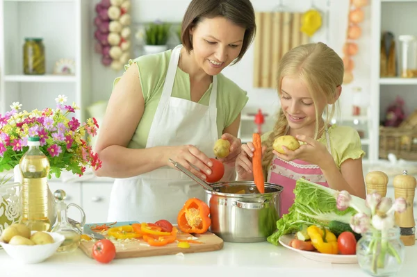 Söt Liten Flicka Med Sin Mamma Matlagning Tillsammans Vid Köksbordet — Stockfoto