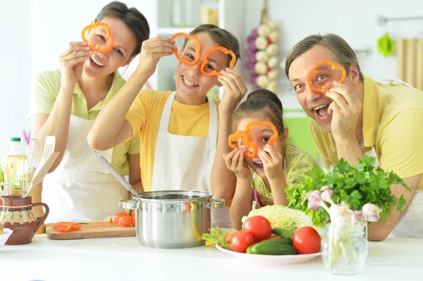 Nette Familie Kocht Gemeinsam Der Küche — Stockfoto