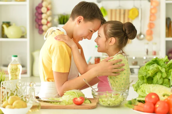 Söt Bror Och Syster Matlagning Tillsammans Köket — Stockfoto