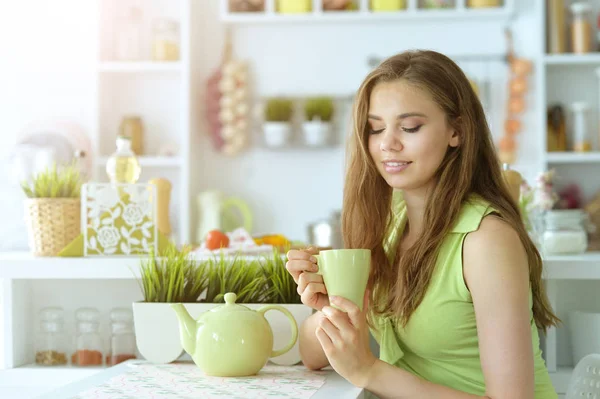 Süßes Mädchen Trinkt Tee — Stockfoto