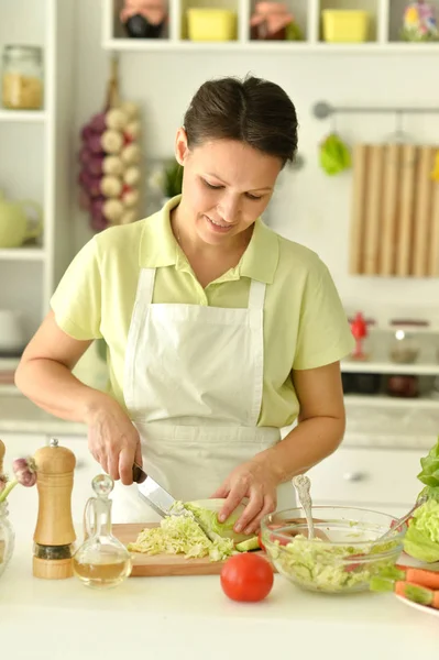 Bela Jovem Mulher Fazendo Salada Cozinha — Fotografia de Stock