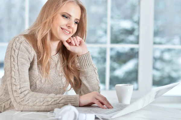 Young Woman Working Laptop Office — Stock Photo, Image