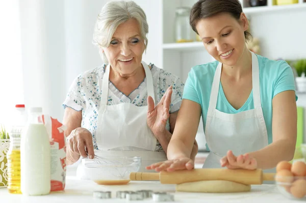 Vackra Kvinnor Bakning Köket Hemma — Stockfoto