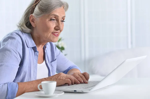 Portret Pięknej Kobiety Starszy Siedzi Przy Stole Laptopem — Zdjęcie stockowe