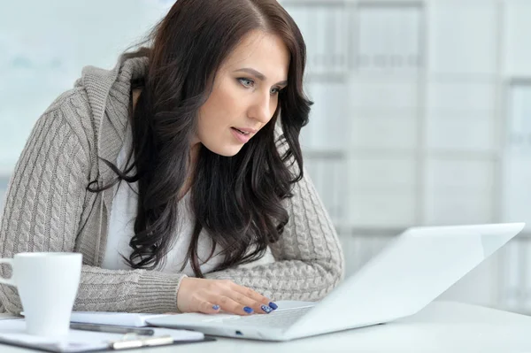 Retrato Uma Bela Jovem Mulher Trabalhando Escritório Com Laptop — Fotografia de Stock