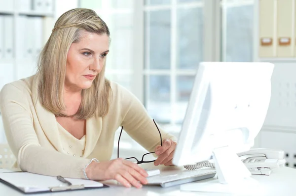 Mulher Sênior Trabalhando Escritório Com Computador — Fotografia de Stock