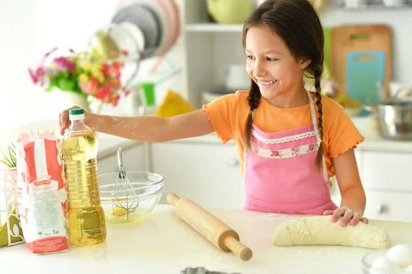 Young Girl Baking Kitchen — Stock Photo, Image