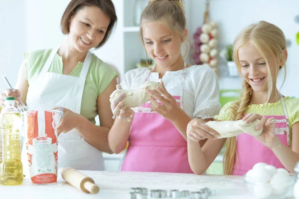 Lindas Chicas Madre Hornear Cocina Casa — Foto de Stock