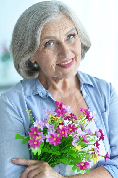 Portrait Heureuse Femme Âgée Maison Avec Des Fleurs — Photo