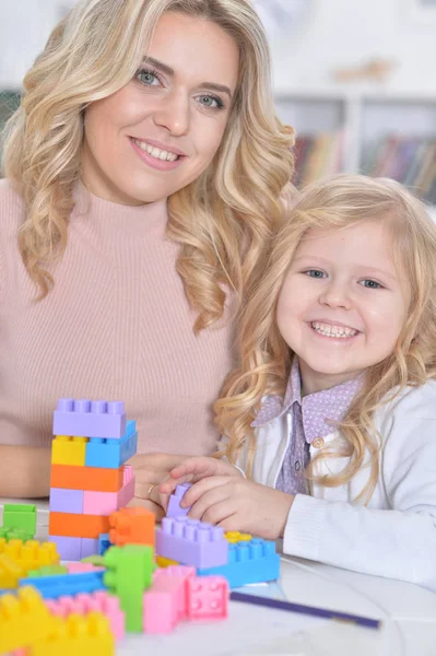 Klein Meisje Haar Moeder Spelen Met Kleurrijke Kunststof Blokken Thuis — Stockfoto