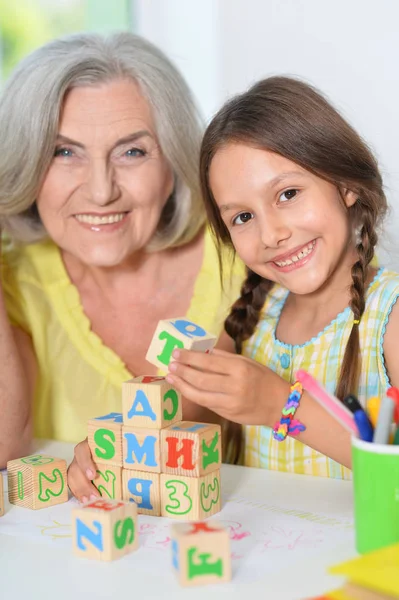 Großmutter Spielt Mit Ihrer Kleinen Enkelin — Stockfoto