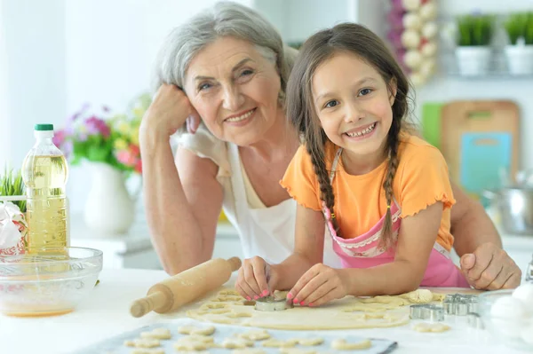 Mulher Menina Assar Juntos Cozinha — Fotografia de Stock