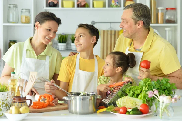 Nette Familie Kocht Gemeinsam Der Küche — Stockfoto