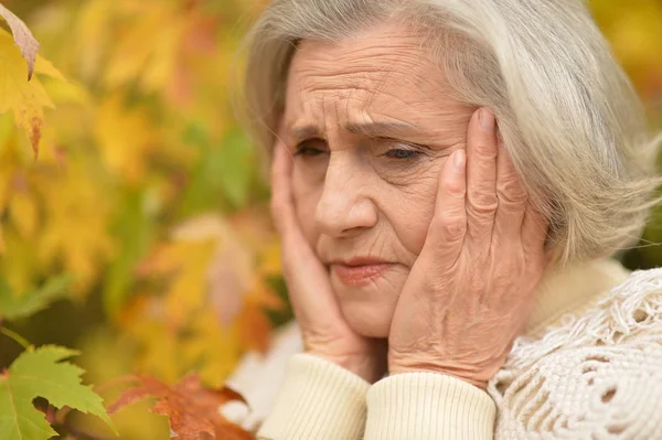 Triste Donna Anziana Autunno Parco — Foto Stock