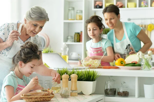 Lycklig Familj Läcker Fräsch Sallad Köket — Stockfoto