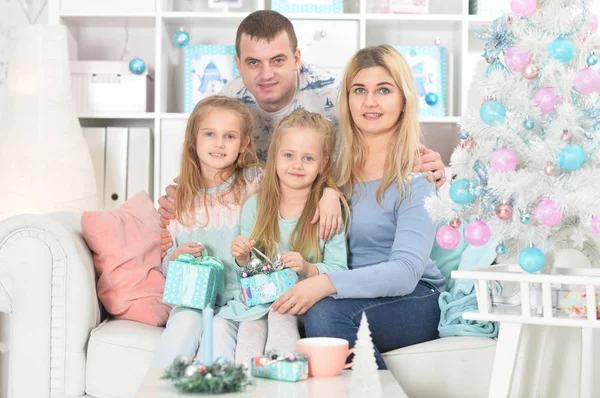 Gelukkige Familie Met Kinderen Poseren Kerstmis — Stockfoto