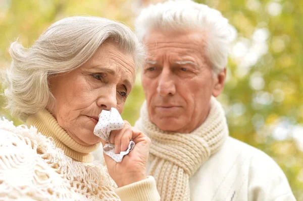 Portret Van Ongelukkig Senior Koppel Het Park — Stockfoto