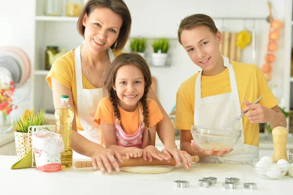 Familia Feliz Horneando Juntos Cocina —  Fotos de Stock