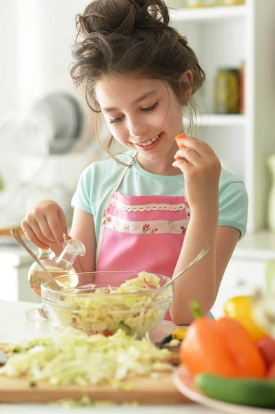 Menina Bonito Cozinhar Cozinha — Fotografia de Stock