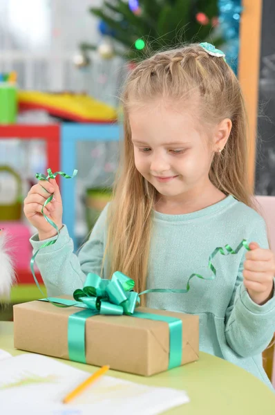 Schattig Meisje Zitten Aan Tafel Met Cadeau — Stockfoto