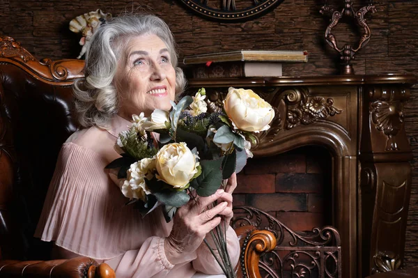 Retrato Mulher Idosa Feliz Casa Com Flores — Fotografia de Stock