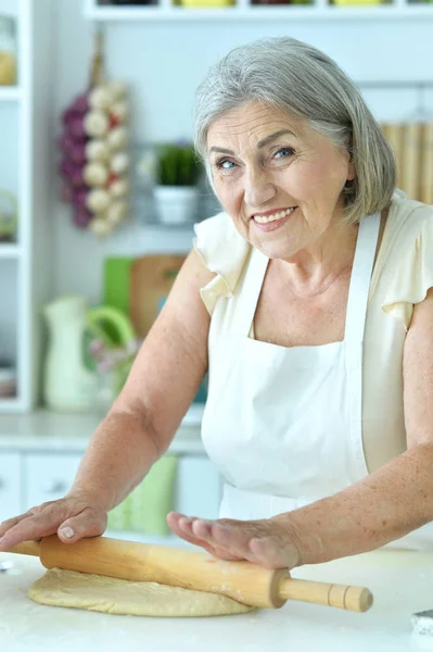 Senior woman with delicious cookies — Stock Photo, Image