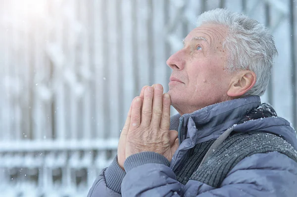 Retrato Hombre Mayor Triste Parado Aire Libre Invierno Rezando — Foto de Stock