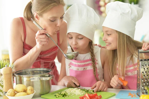 Ragazze Carine Con Madre Preparare Deliziosa Insalata Fresca Cucina — Foto Stock