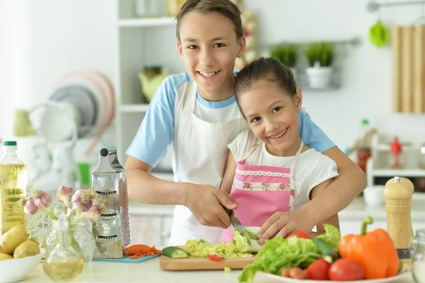 Söt Bror Och Syster Matlagning Tillsammans Köket — Stockfoto