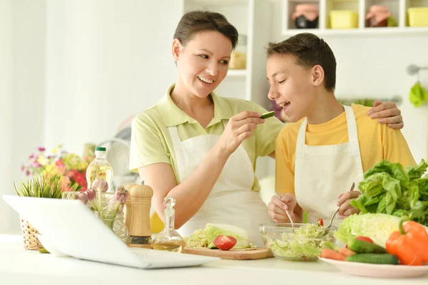 Mor Och Son Gör Färsk Sallad Köket — Stockfoto