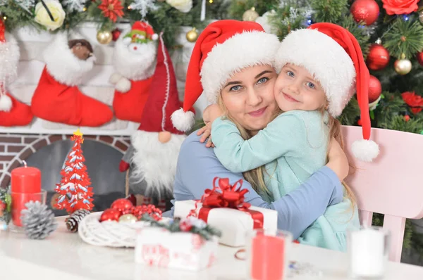 Retrato Menina Com Sua Mãe Chapéus Santa — Fotografia de Stock