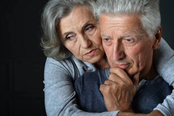 Porträtt Ledsna Äldre Par Poserar Hemma — Stockfoto