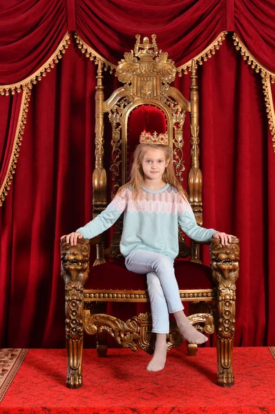 Happy Little Girl Księżniczka Pozowanie Tron — Zdjęcie stockowe