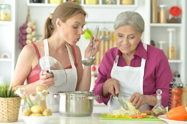 Sorridente Madre Anziana Figlia Adulta Che Cucinano Insieme Cucina — Foto Stock