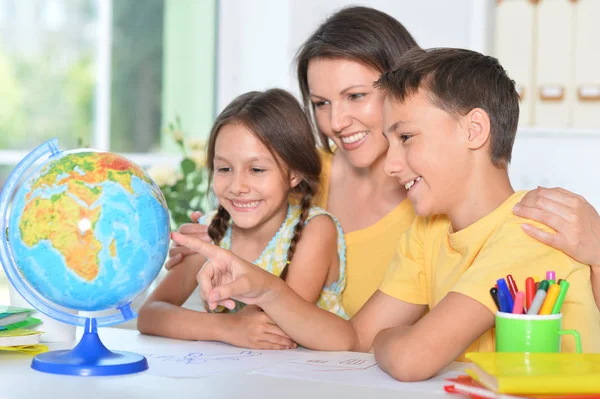 Familia Feliz Mirando Globo — Foto de Stock