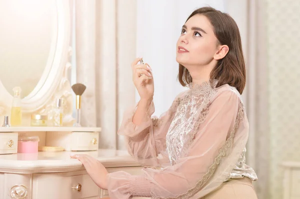 Portret Van Een Schattig Meisje Met Parfum — Stockfoto