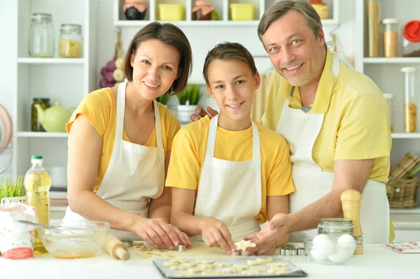 Mutlu Bir Aile Birlikte Mutfakta Pişirme — Stok fotoğraf