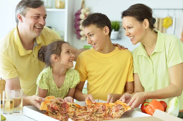 Grande Família Feliz Comer Pizza Juntos — Fotografia de Stock